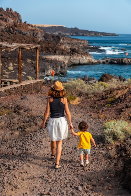 Matka i syn na wakacjach przy plaży Tacoron na Wyspach Kanaryjskich El Hierro