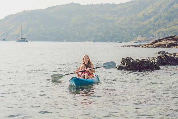 Matka i syn pływają kajakiem po tropikalnym oceanie