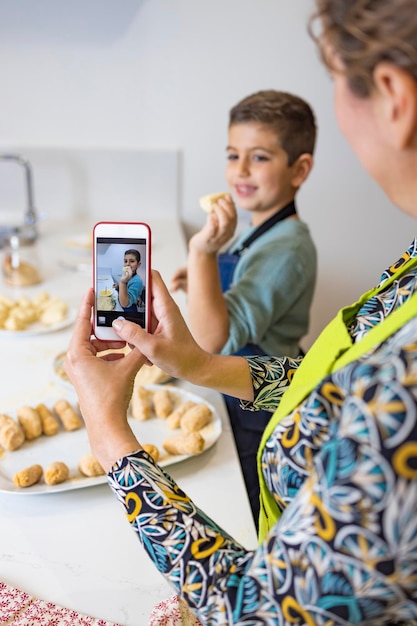 Zdjęcie matka i syn robią krokety w kuchni.