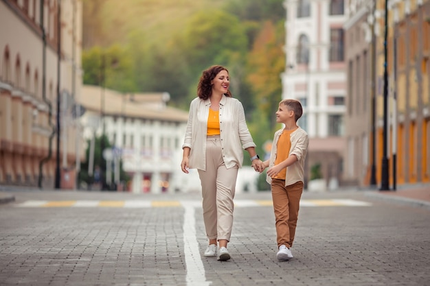 Matka i syn spacerują po ulicach europejskiego miasta