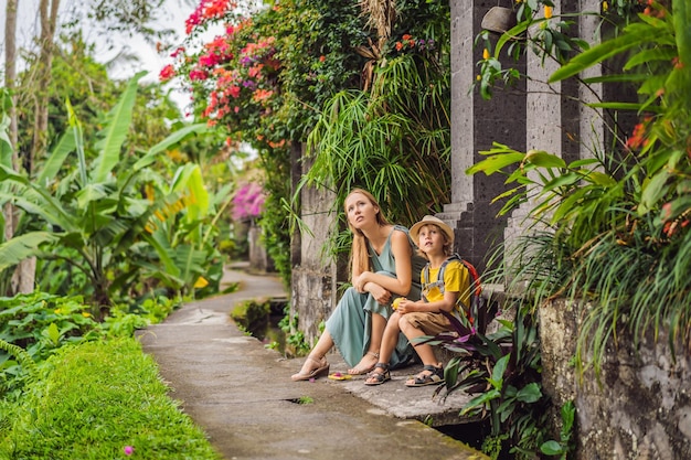 Matka I Syn Turyści Na Bali Spacerują Wąskimi, Przytulnymi Uliczkami Ubud Bali Jest Popularnym Miejscem Turystycznym Koncepcja Podróży Na Bali Koncepcja Podróży Z Dziećmi