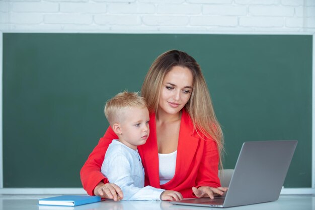 Matka I Syn Uczą Się Nauczyciela Pomagając Dziecku W Klasie W Szkole Małe Dziecko W Wieku Szkolnym Usin