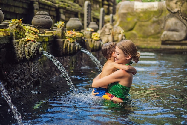Matka i syn w świątyni świętej wody źródlanej na Bali Kompleks świątynny składa się z petirtaan lub konstrukcji kąpielowej słynącej ze świętej wody źródlanej