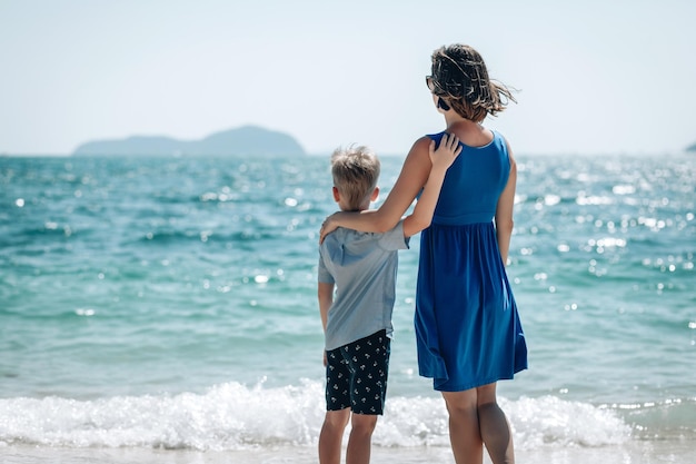 Matka i syn wspólnie oglądają morze. Mama trzyma za rękę swoje dziecko. Widok z tyłu. Koncepcja wakacje morze lato. Phuket. Tajlandia. Piękne morze
