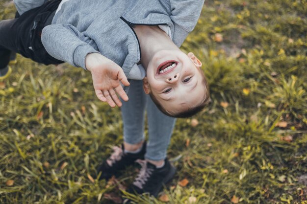 Matka i syn wspólnie spędzają czas w parku na świeżym powietrzu portret rodzinny dzień opieki nad rodziną