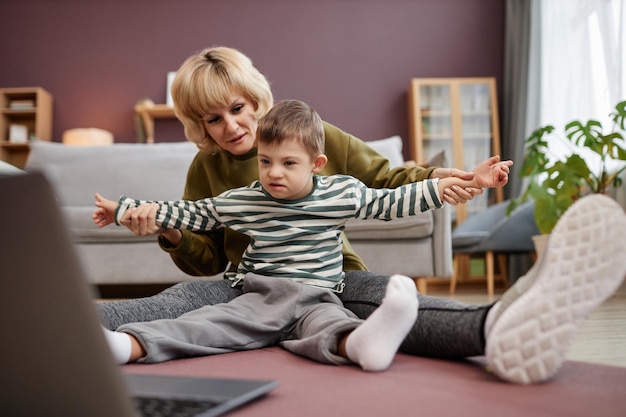 Matka i syn z zespołem Downa oglądają razem filmy przez laptopa