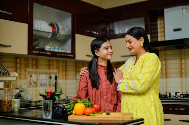 matka i urocza córka są w kuchni indyjska modelka pakistańska