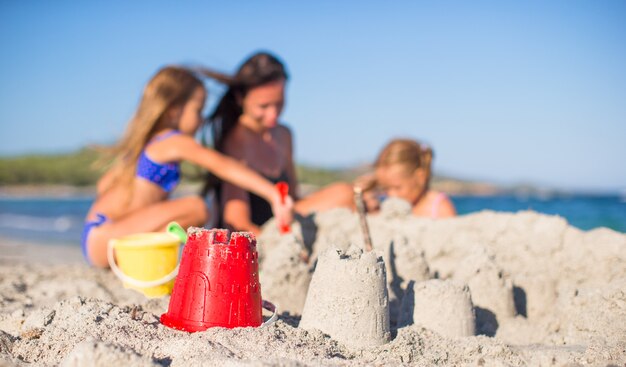 Matka I Urocze Córeczki Bawiące Się Zabawkami Plażowymi