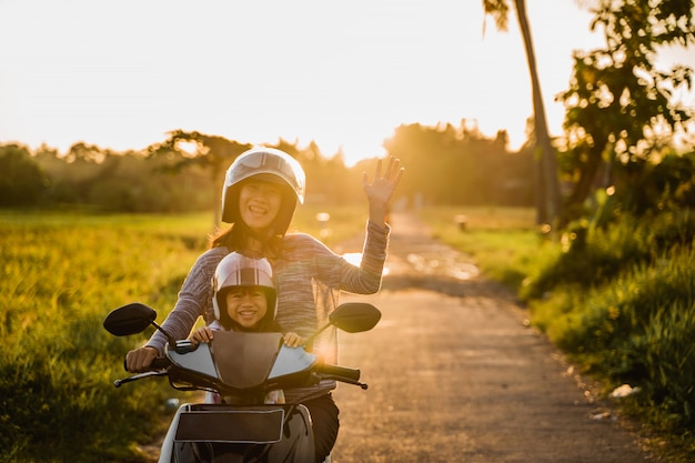 Matka Jedzie Motocykl Z Córką