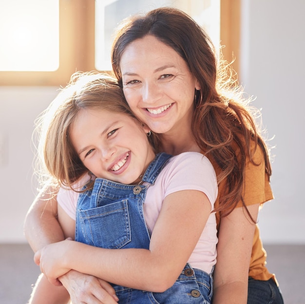 Matka kocha i przytula dziewczynę do portretu wsparcia, zaufania i relaksu w domu rodzinnym Szczęśliwa mama podekscytowana dziecko i uśmiech razem za szczęście, wdzięczność, połączenie i więź w związku