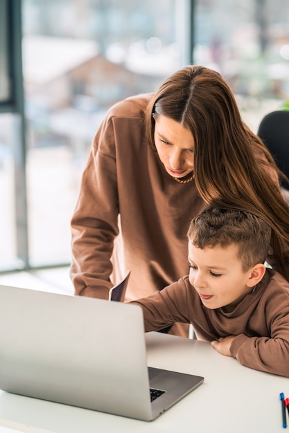 Matka pomaga synowi w edukacji online