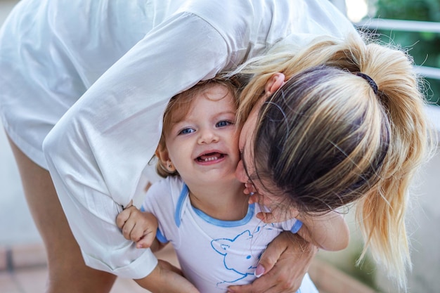 Matka przytula swoją córeczkę Mama bawi się z córką Koncepcja rodziny