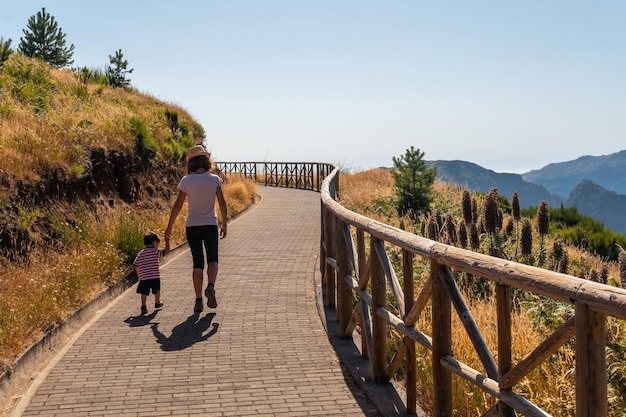 Matka spacerująca z synem w punkcie widokowym Miradouro do paredao Madeira Portugalia