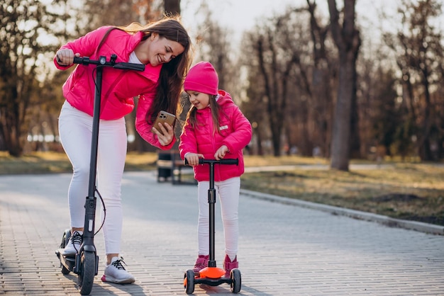 Matka Z Córką Na Skuterze Elektrycznym