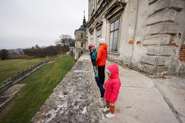 Matka z czwórką dzieci odwiedza balkon Zamek w Podhorcach Obwód lwowski Ukraina Turysta rodzinny