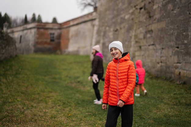 Matka z czwórką dzieci odwiedza zamek w Podhorcach Obwód lwowski Ukraina Turysta rodzinny