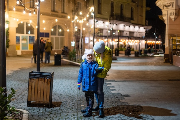 Matka Z Dzieckiem Dziewczyna Na Jarmark Bożonarodzeniowy Z Okazji święta Nowego Roku. Rodzinna Aktywność Zimowa Na świeżym Powietrzu. Mama I Córka Spędzają Razem Czas. Autentyczny Styl życia.