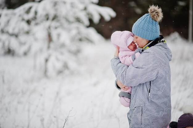 Matka z dzieckiem dziewczynka maluch w zimowy dzień.