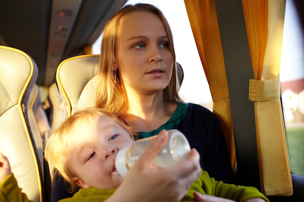 Matka Z Dzieckiem W Autobusie.