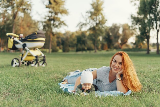 matka z dzieckiem w parku na pikniku