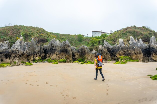 Matka z synem spacerująca po plaży Sorraos na półwyspie Borizu w miejscowości Llanes Asturia Hiszpania