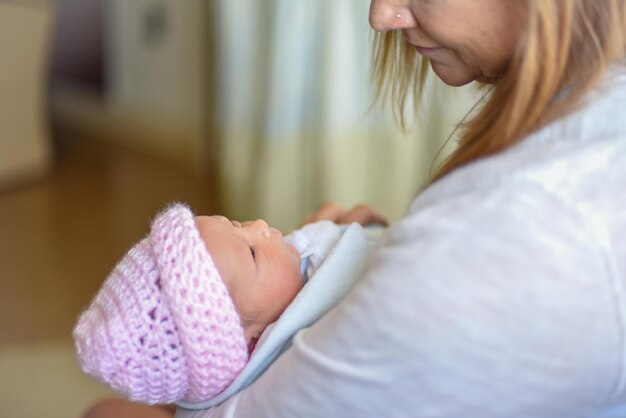 Zdjęcie matka z uroczą dziewczynką w domu.