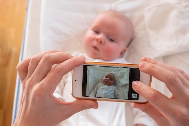 Matka zrób portret swojego dziecka na telefonie komórkowym.