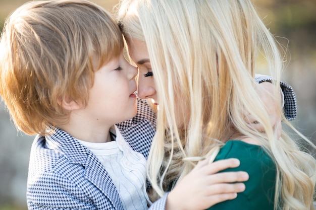 Matki kochają zbliżenie portret matki i dziecka całuje matkę przytulającą i obejmującą syna matek d