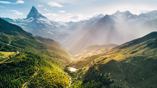 Matterhorn Mountain epicki widok z lotu ptaka z białym śniegiem i błękitnym niebem w Szwajcarii