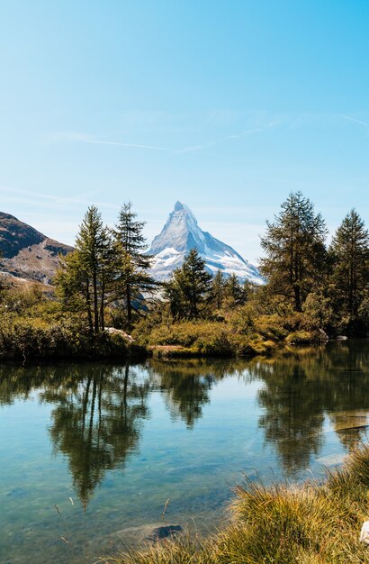 Matterhorn z jeziorem Grindjisee w Zermatt