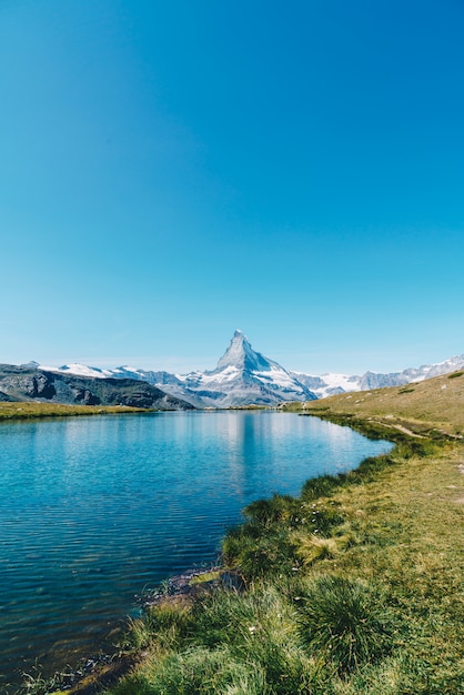 Matterhorn z Stellisee Lake w Zermatt