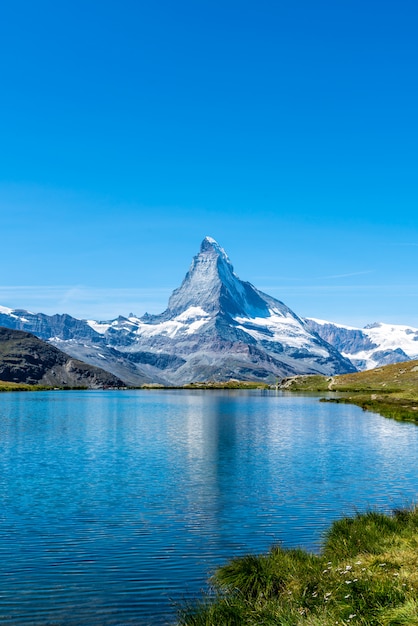 Matterhorn z Stellisee Lake w Zermatt