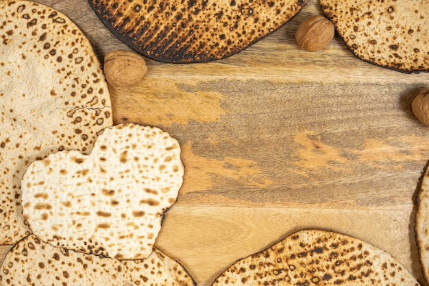 Zdjęcie matzah shmurah dla żydowskiego święta pesach na drewnianym tle