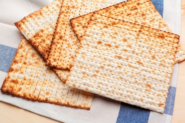 matzo flatbread na żydowskie święto Bożego Narodzenia na stole