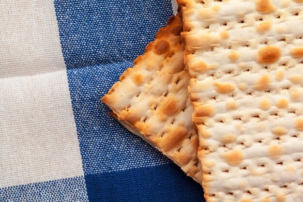 Matzo Flatbread Na żydowskie święto Bożego Narodzenia Na Stole