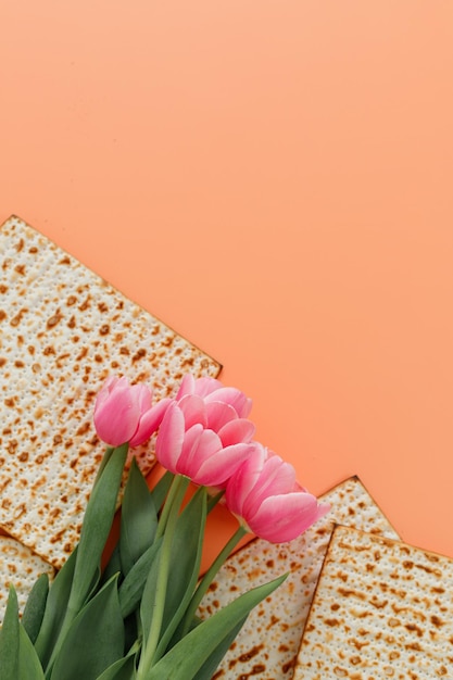 Matzo z kwiatami tulipanów koncepcja obchodów Pesach żydowskie święto Paschy