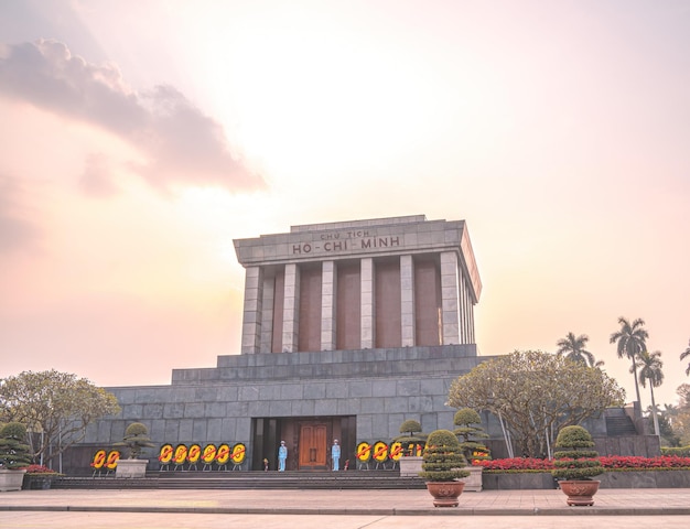 Mauzoleum Ho Chi Minha w centrum placu Ba Dinh w Hanoi Wietnam Filmowe niebo w tle Jest to popularne miejsce turystyczne koncepcji AsiaTravel