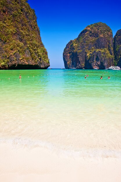 Zdjęcie maya bay beach na wyspie phi phi, tajlandia. azja