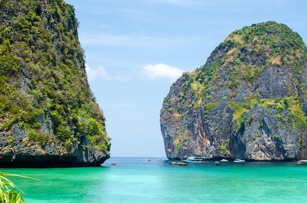 Zdjęcie maya bay piękna plaża na wyspie phi phi w tajlandii marca 2024