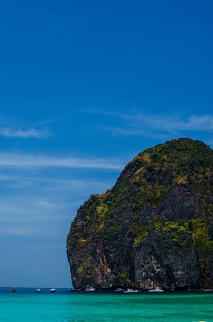 Maya Bay Piękna plaża na wyspie Phi Phi w Tajlandii marca 2024