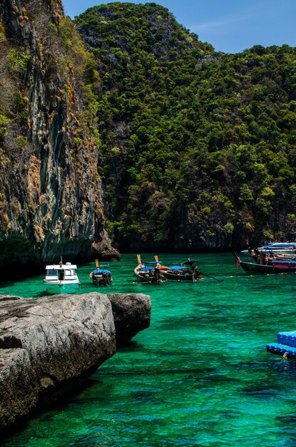 Maya Bay Piękna plaża na wyspie Phi Phi w Tajlandii marca 2024