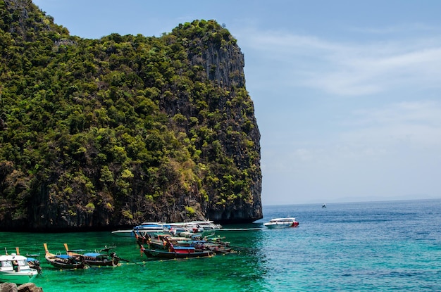 Maya Bay Piękna plaża na wyspie Phi Phi w Tajlandii marca 2024