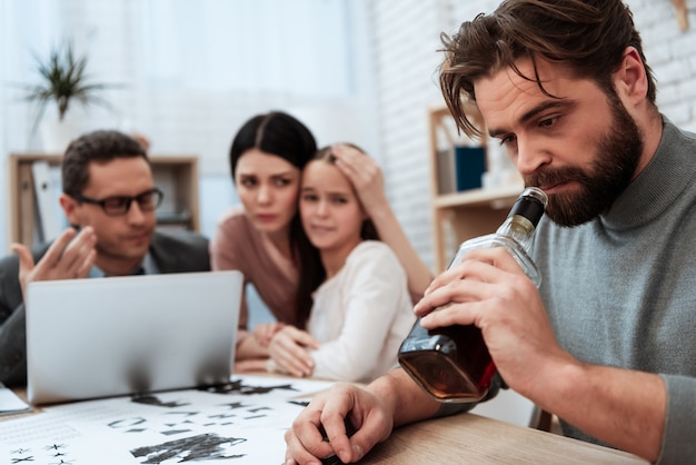 Mąż Traktuje Alkoholizm W Biurze Psychologa