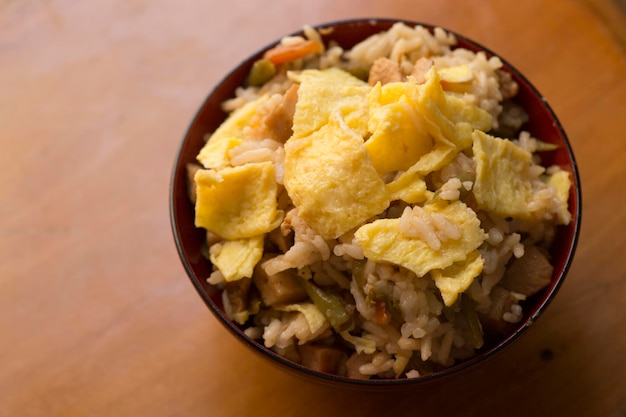 Maze gohan tradycyjne japońskie jedzenie smażony ryż z warzywami i jajkiem