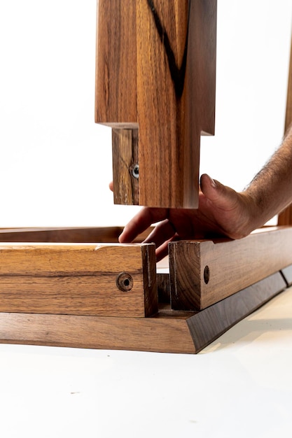 Meble do domu i koncepcja przeprowadzki bliska męskich rąk montaż mebli domowych zdemontowane futro