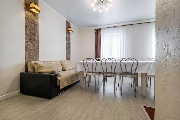 Meble we wnętrzu salonu w apartamentach typu studio lub mieszkaniu z sofą