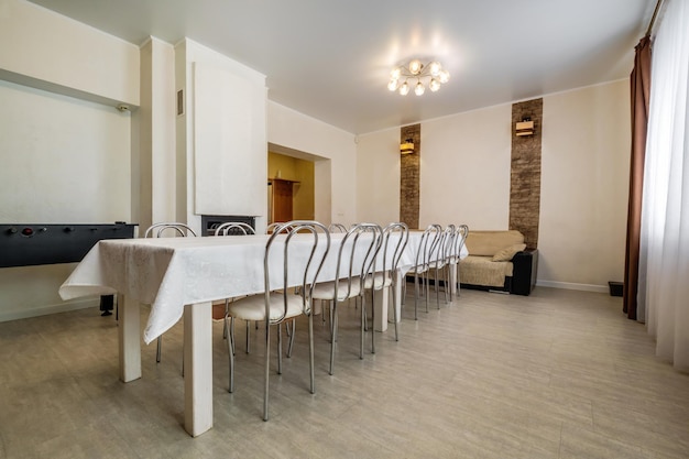 Meble we wnętrzu salonu w apartamentach typu studio lub mieszkaniu z sofą