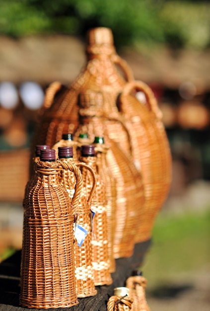 Zdjęcie meble z trzciny cukrowej i butelka z dekoracją drewnianą na świeżym powietrzu w przyrodzie