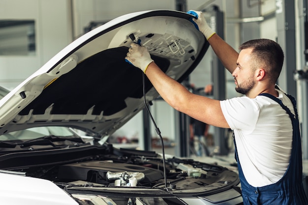 Mechaniczny męski podnośnik samochodowy widok maski