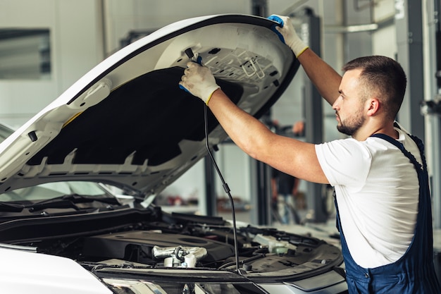 Zdjęcie mechaniczny męski podnośnik samochodowy widok maski